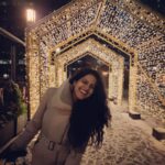 Vishakha Singh Instagram - For a person who loves sunshine, beaches and warmth..I never imagined I'd begin liking winters or the snow. But Canada changed that for me. Can't believe it's been a year already. A big shout out to @sandeshbsuvarna @realstartupguy @jodikovitz @oooolannna @marissabronfman @adancingflamingo @racheldavid @next_canada for making my visits special. #Canada #Snow #Toronto #GoNorth #StartUp #ThisTimeLastYear #BeBackSoon #Wanderlust #NextIsWhat #Winter #Sparkle #2019 #AppreciatonPost CF Toronto Eaton Centre