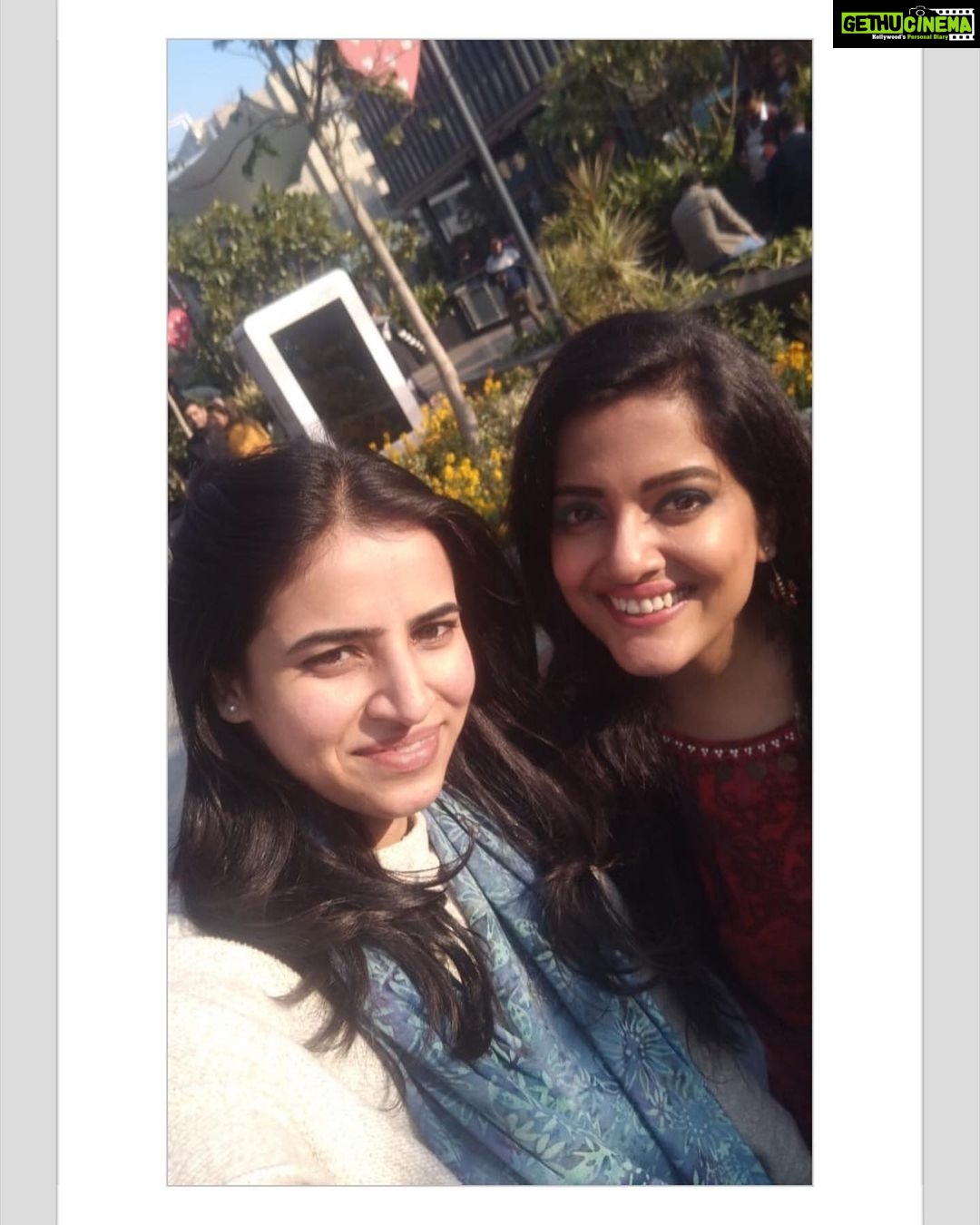Vishakha Singh Instagram - Met @palpoetry yesterday. Been a fan of her poetry ever since @faroutakhtar shared her poem ‘sukoon ki talash mein’ The simplicity of her words bowled me over. Thanks Pallavi for a beautiful afternoon and sharing your poems, thoughts and ‘Tarkash’ by Javed Sir. Look forward to your live sessions in the future as well Dr. Sahiba :) . . . . . . #Poems #Poetry #Poet #poetess #Sukoon #sukoonkitalash #musings #Words #lyrics #Thoughts #life #lifequotes Fab Cafe