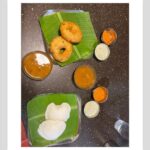 Vishakha Singh Instagram - Don’t underestimate the power of regular Idli Sambar (on a banana leaf) . . . . . . #RombaNallaIrruku #HappyMe #Lunch #Desi #SouthIndian #Food #Sambar #Idli #Mumbai #Matunga #Bananas
