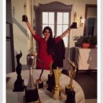 Vishakha Singh Instagram - Done dana done! Dummy trophies as props, real emotions at play ..all in all - a good day at work:) . . . . . . #Films #filming #Indian #indianfilms #OnSet #FilmDiaries #ShootDiaries #AtkanChatkan #IndianFilmIndustry #NewFilm #Upcoming #ProudProducer #TeamWork #Awards #Dreams #ilovemywork❤️ #BehindTheScenes मुंबई Mumbai