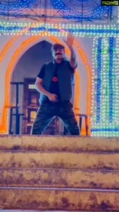 Vivek Oberoi Instagram - Jumping on the #Jugnu bandwagon in front of a jugmug setting! 
@badboyshah hum der se aaye magar chamakte hue aaye mere bhai!

#JugnuChallenge #dance