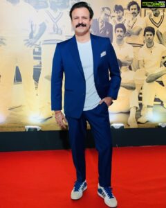 Vivek Oberoi Instagram - Lights, Camera, it's time for 83 🏏 Outfit - @herringboneandsui Styled by @sheefajgilani Assisted by @niyoshi.jain and @jeevikab