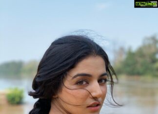 Wamiqa Gabbi Instagram - मुलाक़ातें ज़रूरी हैं अगर रिश्ते बचाने है, लगा कर भूल जाने से तो पौधे भी सूख जाते हैं| mua: @coco_ballucci
