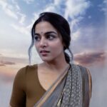 Wamiqa Gabbi Instagram - जिस्मों के traffic jam में फँसी हुई है मेरी रूह आँख जहां तक उठती है, रेंगते हैं अनगिनत बदन कोई दूसरा रस्ता या कोई गली मिल जाए तो घूम-घाम के वो भी फिर इसी जाम में अटकती है जाने कब ये जाम खुलेगा, कब आएगा तेरा घर अब तो अपने जिस्म के अंदर घुटने लगा है मेरा दम। - Suffocation by @vishalrbhardwaj