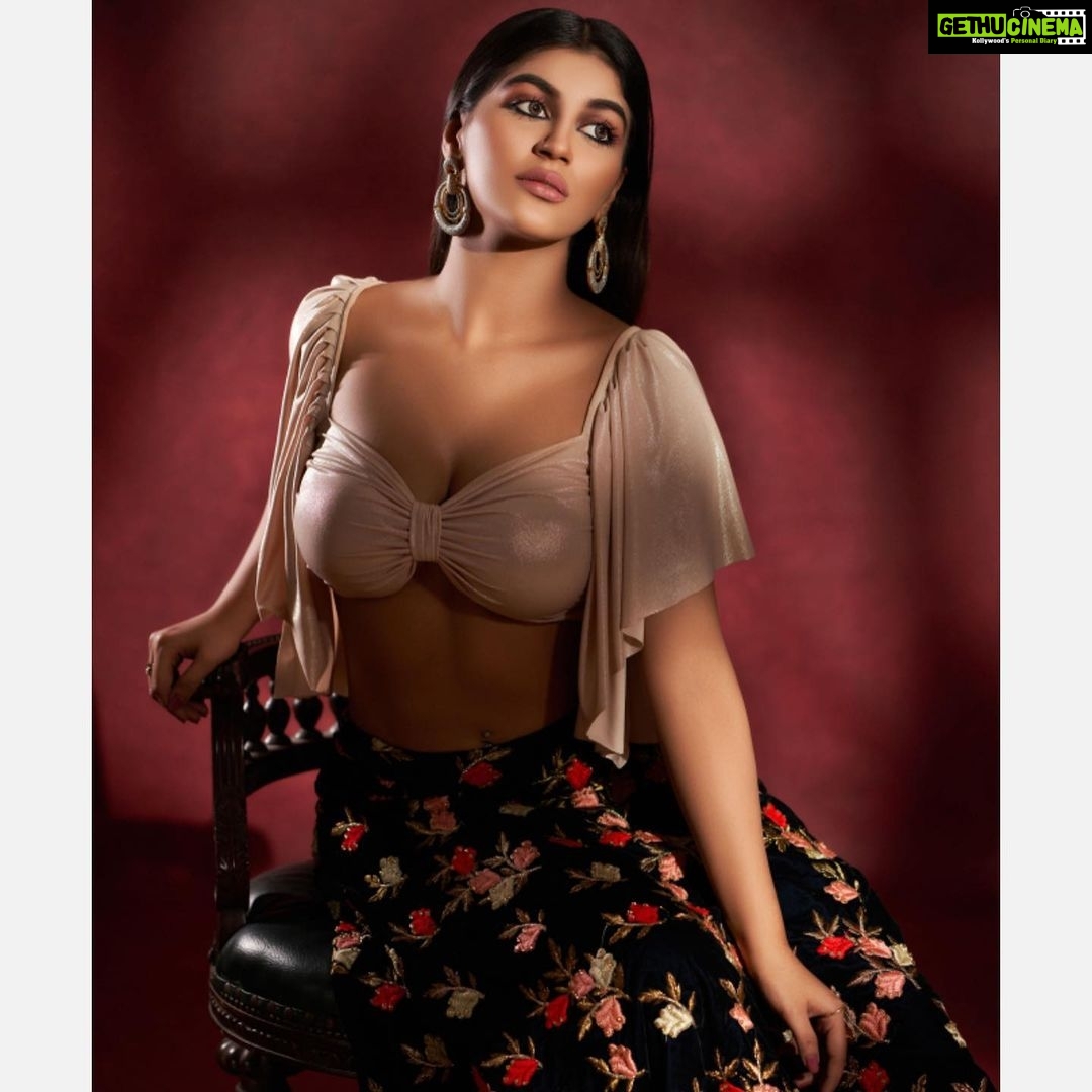 Yaashika Aanand Instagram - βοΈ #swipeleft βοΈ 1 or 2 ? Let me know π . Mua @b3bridalstudio Photo courtesy @rprasanavenkatesh Styling / designing @soigne_official_ . . . . . . #yash #yashika #yashikaaannand #biggboss #explorepage #kollywood #fashion #iamk #dhuruvangalpathinaaru #zombie #kadamaiyaisei