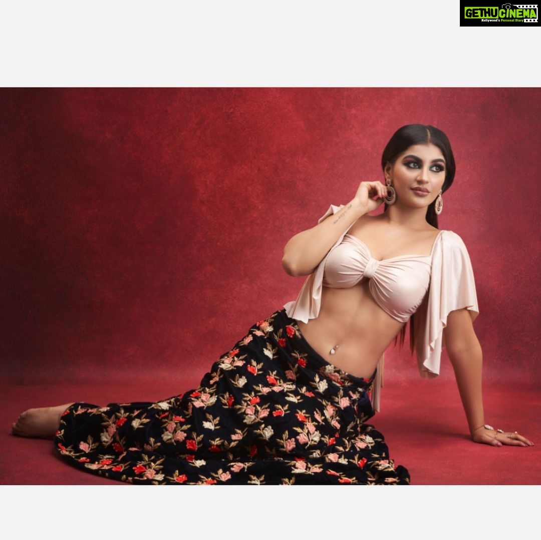 Yaashika Aanand Instagram - 1 or 2 ? π Mua @b3bridalstudio πΈ @rprasanavenkatesh Styling / designing @soigne_official_ . . . . . . #yash #yashika #yashikaaannand #biggboss #explorepage #kollywood #fashion #iamk #dhuruvangalpathinaaru #zombie #kadamaiyaisei #kollywood #trending #glam