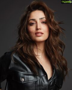 Yami Gautam Instagram - Hello my insta family,

I recently shot for some images and just when they were about to go in for post-production (a common procedure) to conceal my skin-condition called Keratosis- Pilaris, I thought, ‘Hey Yami, why don’t you embrace this fact and accept it enough to be OKAY with it. Just let it be... (Yes, I do talk out loud to myself🙋🏻♀).

For those who haven't heard about this, it’s a skin condition wherein you get tiny bumps on the skin. I promise they aren’t as bad as your mind and your neighbor aunty makes it out to be 🙎🏻♀🤷🏻♀) I developed this skin condition during my teenage years, and there is still no cure for it. 

I've dealt with it for many years now and today finally, I decided to let go of all my fears and insecurities and found the courage to love and accept my ‘flaws’ wholeheartedly. I also found the courage to share my truth with you. Phew! 😅

 I didn't feel like airbrushing my folliculitis or smoothing that ‘under-eye’ or ‘shaping up’ that waist a tiny bit more! And yet, I feel beautiful :) 

A special thanks to my amazing team ❤️
 @alliaalrufai : styling 
@rahuljhangiani : photographer 
@amitthakur_hair : hair 
@mitalivakil : make-up