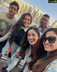 Yami Gautam Instagram - Touristy पेजिंग करते हुए मैं और मेरी टीम Dubai में 🕺🏻💜
#Shootlife #nofilter