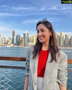 Yami Gautam Instagram - Touristy पेजिंग करते हुए मैं और मेरी टीम Dubai में 🕺🏻💜
#Shootlife #nofilter