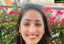 Yami Gautam Instagram - Touristy पेजिंग करते हुए मैं और मेरी टीम Dubai में 🕺🏻💜 #Shootlife #nofilter
