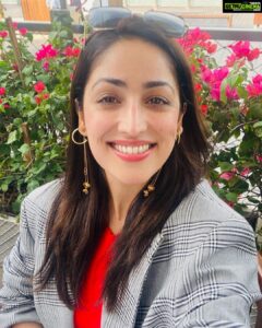 Yami Gautam Instagram - Touristy पेजिंग करते हुए मैं और मेरी टीम Dubai में 🕺🏻💜
#Shootlife #nofilter