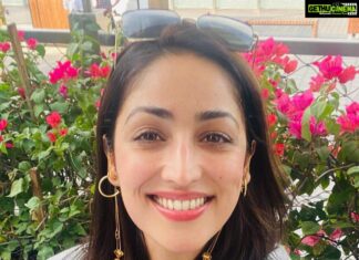 Yami Gautam Instagram - Touristy पेजिंग करते हुए मैं और मेरी टीम Dubai में 🕺🏻💜 #Shootlife #nofilter