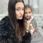 Yuvika Chaudhary Instagram - With my little Pari 💚❤️🖤💕 #yuvikachaudhary #pari #love #winter @bmsfashionz2 @bms.fashionz