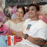 Yuvika Chaudhary Instagram - Doubling the fun and festivities this year with ‘friends’ and ‘friends of friends’, after all @KFCIndia_official December Fest has unbelievable bucket offers, toh harr roz party ho jaye! Iss festive season mein thoda crispiness toh banta hai na. #KFCDecemberFest from 16th Dec to 4th Jan only, so HURRY UP. Head to your nearest restaurant now to grab 6+6, 5+5 or 4+4 on Hot & Crispy Chicken and Chicken Strips. ❤️ 🎅🏽 #kfcdecemberfest #superbucket #kfc #kfcindia #friedchicken #chickenlove #christmas #newyear #yuvikachaudhary #princenarula #privika❤️ @thatbonitagirl @kfcindia_official