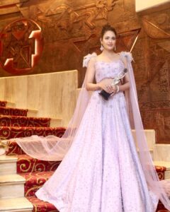 Yuvika Chaudhary Instagram - So glad on winning the Prestige Award for the best Fashion diva. Loved the award and theme ❤️❤️❤️ and always making my fashion attire so appreciated❤️❤️❤️ Thanks My amazing pr team @junejasanchi @anmoljewellers outfit @poojapeshoriaofficial @shimmerentertainment @namita_rajhans_ @lathiwalatasneem #YuvikaChaudhary