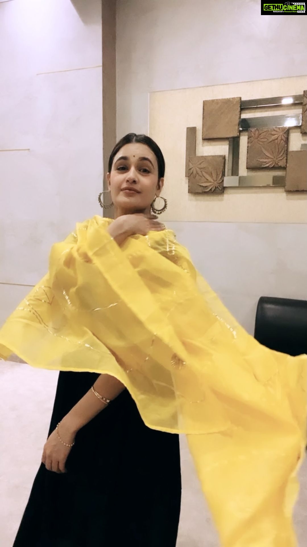 Yuvika Chaudhary Instagram - Happy Lohri #festival #love #vibe ❤️🤗 #yuvikachaudhary @threadnbutton @stylebysugandhasood ratings by @oshri.accessories