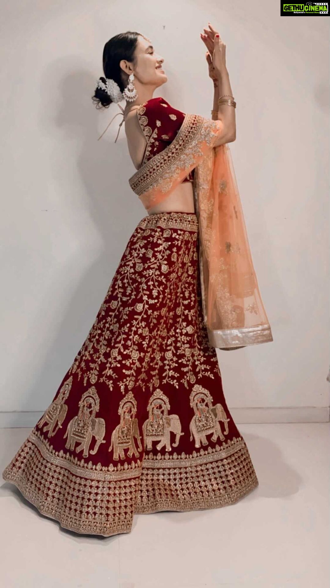Yuvika Chaudhary Instagram - Bring on the band baaja coz I am ready for the baraat. Check out my Reel Brides look for the shaadi season with Mohey To know more, visit your nearest Mohey store or shop online at mohey.co.in @moheyfashion #ShaadiGrandHogi #Mohey #WeddingWear #FeelItToReelIt #ReelItIn #ReelyReady #Lehenga #LehengasByMohey #TheREELBrides