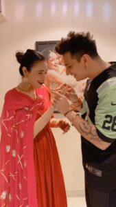 Yuvika Chaudhary Instagram - Karwa Chauth par ek reel toh Banti hai 🤣😁🙈 @princenarula @ornaz_com