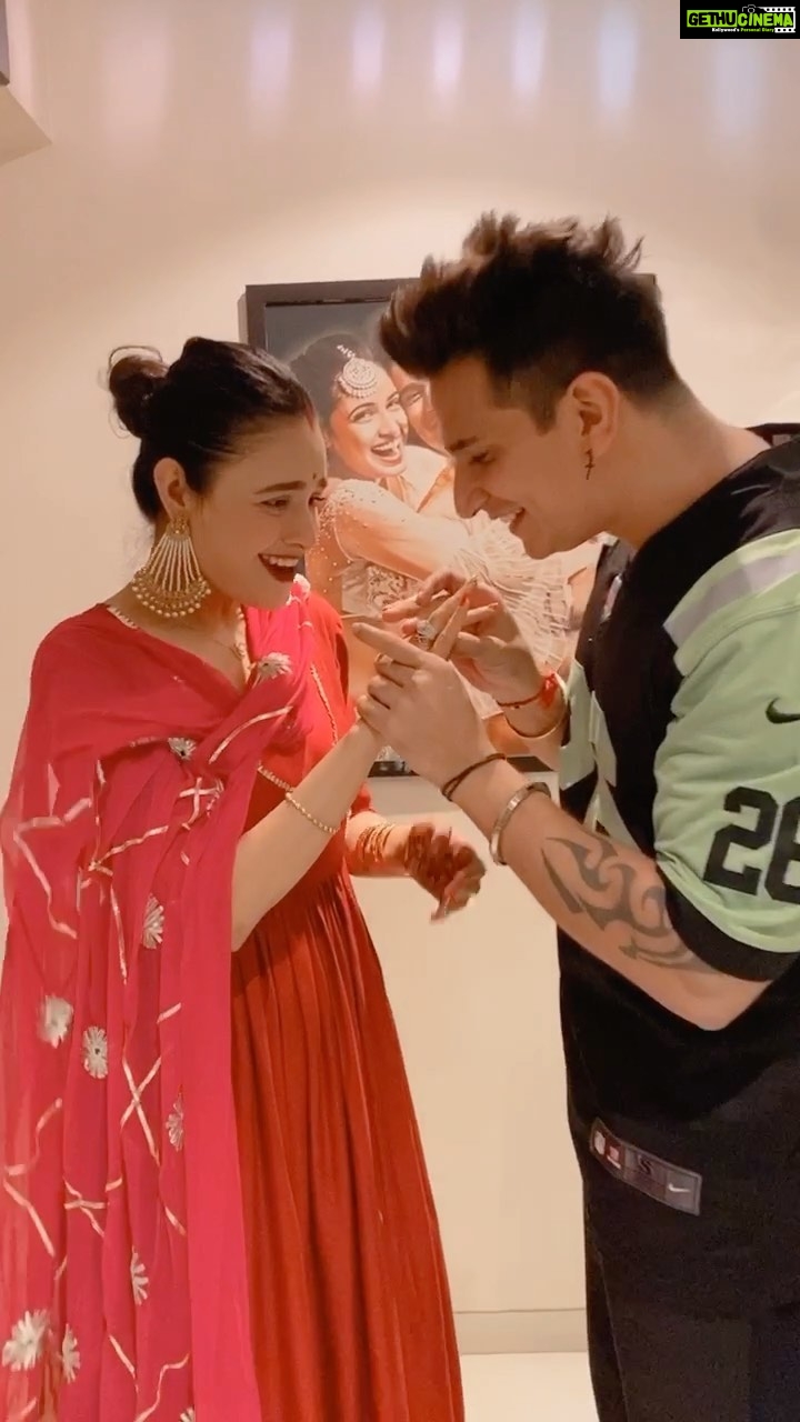 Yuvika Chaudhary Instagram - Karwa Chauth par ek reel toh Banti hai 🤣😁🙈 @princenarula @ornaz_com