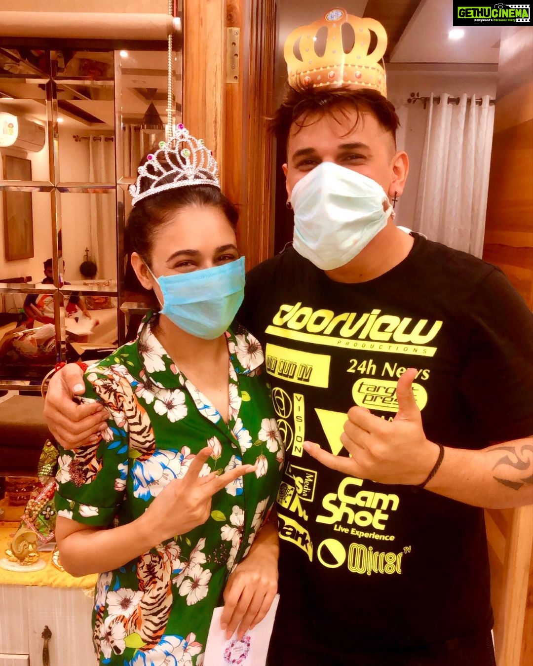 Yuvika Chaudhary Instagram - I don’t hv words thank you . each n every one for ur lovely wishes. We did nt celebrate this time cos we are diagnosed with dengue. Thank god there is no carona. We will be fine in another few days blessed to hv u all 🙏🙏❤️❤️ Happy anniversary my partner in crime ; @princenarula