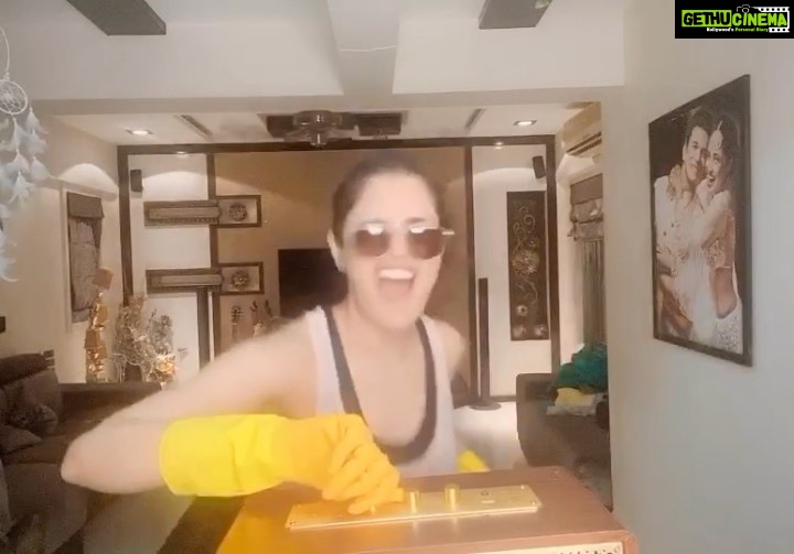 Yuvika Chaudhary Instagram - Guys stay safe .... quarantine time with DJ @yuvikachaudhary . All the corona Party instructions in video.. Featuring:- DJ @princenarula and DJ @arunsharmaax #yuvikachoudhary #princenarula😘 #privikaforever #gocorona #staysafe #helpeachother #instagood #stayclean #instagood. Plz be safe 👏 n keep every one safe 👏✌️ and don’t panic this will go away soon .