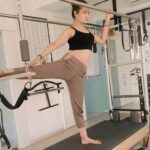Yuvika Chaudhary Instagram - Enjoying my workout 🖤 #pilates #fun #motivation #exercise #lovemylife and congratulations @menkaaspilatesstudio for completing 2yrs