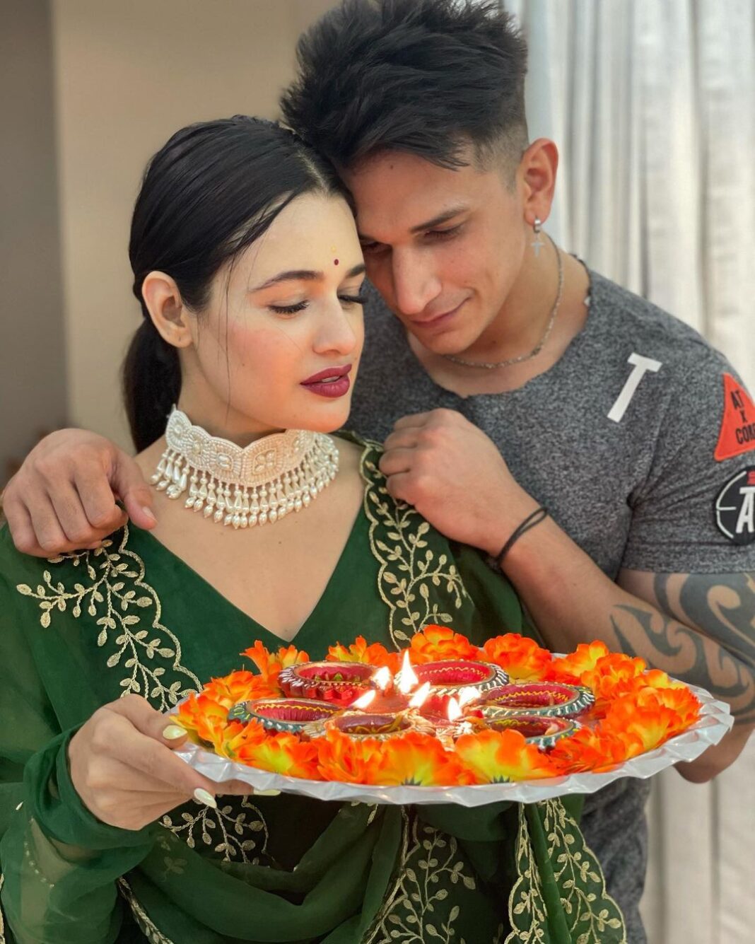 Yuvika Chaudhary Instagram - Happy Diwali 🪔 everyone ❤️@princenarula @aakashh.tomar @aakashhtomar outfit by @kadhaeeghar Stylist @roshni0819 Neck Piece by @silveraysofficial