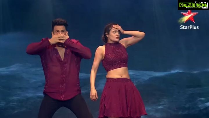 Yuvika Chaudhary Instagram - Our last semi final performance of nach ....... picture abhi baki hai mere dost 🤣🤣🤣🥰🥰🥰🥰 but wt a beautiful journey with u all big thank u n lots of love it was not possible with u guys @omkarshinde1 @itz_bharat07 @samiksha_2121_ @komalsurve23 @hitesh_8290 @vipulkhatri1 will miss u guys