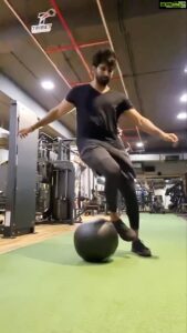 Aadhi Pinisetty Instagram - 12 sec⚽️nds  off between sets 

@bharathboy_vj @tribe7fitnessstudio