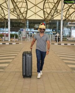 Aadhi Pinisetty Instagram - Hyderabad!! Here I come bearing much needed luck for our Sakhi ❤️ @keerthysureshofficial eesaraina release pakka na?? 😛

#GoodLuckSakhiOn28thJan @thisisdsp @shravyavarma