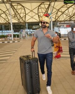 Aadhi Pinisetty Instagram - Hyderabad!! Here I come bearing much needed luck for our Sakhi ❤️ @keerthysureshofficial eesaraina release pakka na?? 😛

#GoodLuckSakhiOn28thJan @thisisdsp @shravyavarma