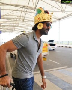 Aadhi Pinisetty Instagram - Hyderabad!! Here I come bearing much needed luck for our Sakhi ❤️ @keerthysureshofficial eesaraina release pakka na?? 😛

#GoodLuckSakhiOn28thJan @thisisdsp @shravyavarma