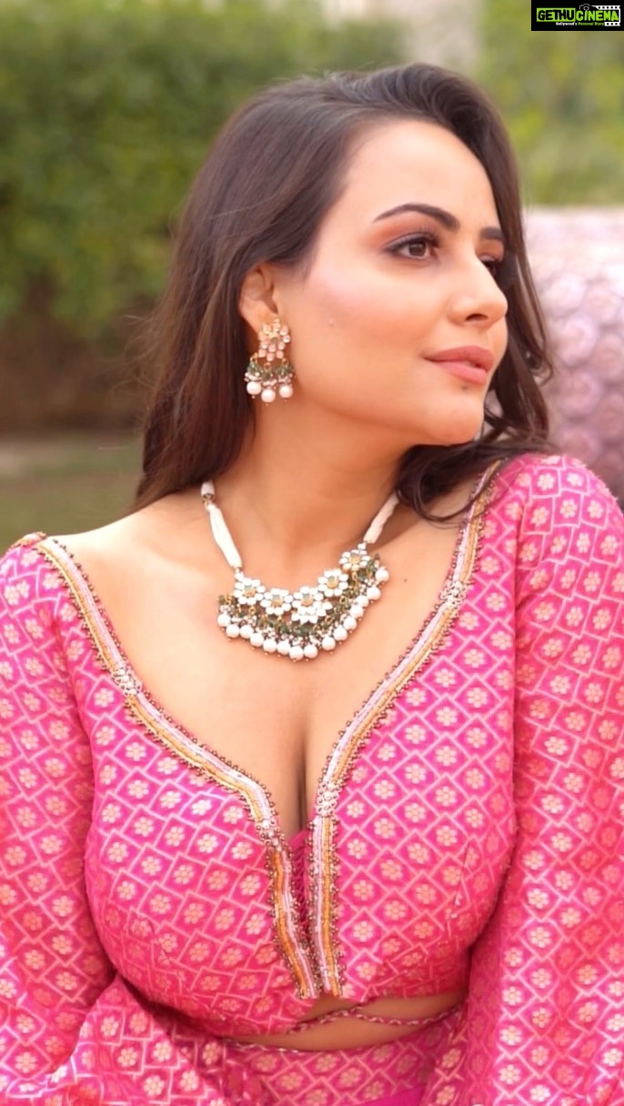 Aanchal Munjal Instagram - In the pink of everything .. 💖 #HelloFebruary  🧿💛 - Gethu Cinema