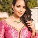 Aanchal Munjal Instagram – 💖💛
📸 @photographyhsquare
MUA @namitashaktawatmua
Hair @singhydeepika
Wearing @ashnavaswaniofficial
Jewels @aigjewels
