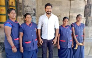 Aari Instagram - (திருவண்ணாமலை)
நான் விரும்பி எடுத்துக்கொண்ட 
புகைப்படம் இது..
குப்பை போடுபவர்களை விட, அதை சுத்தம் செய்பவர்களே உயர்வானவர்கள். இதை  கொரானா காலத்தில் உலகிற்கு உணர்த்திய உங்களது சேவை மகத்தானது🙏