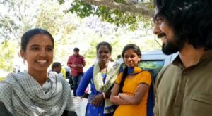 Aari Instagram - சூர்யா போன்ற தங்கைகள் கிடைத்தது என் பாக்கியம். என்னைக் கொண்டாடிய என் தங்கைகளை சந்தித்ததில் பெருமகிழ்ச்சி ❤
இந்த சந்திப்பை ஏற்படுத்திக் கொடுத்த சூர்யாவின் கணவருக்கும், குடும்பத்தாருக்கும் என் நன்றிகள்😍🙏
#Bhagavan shooting spot