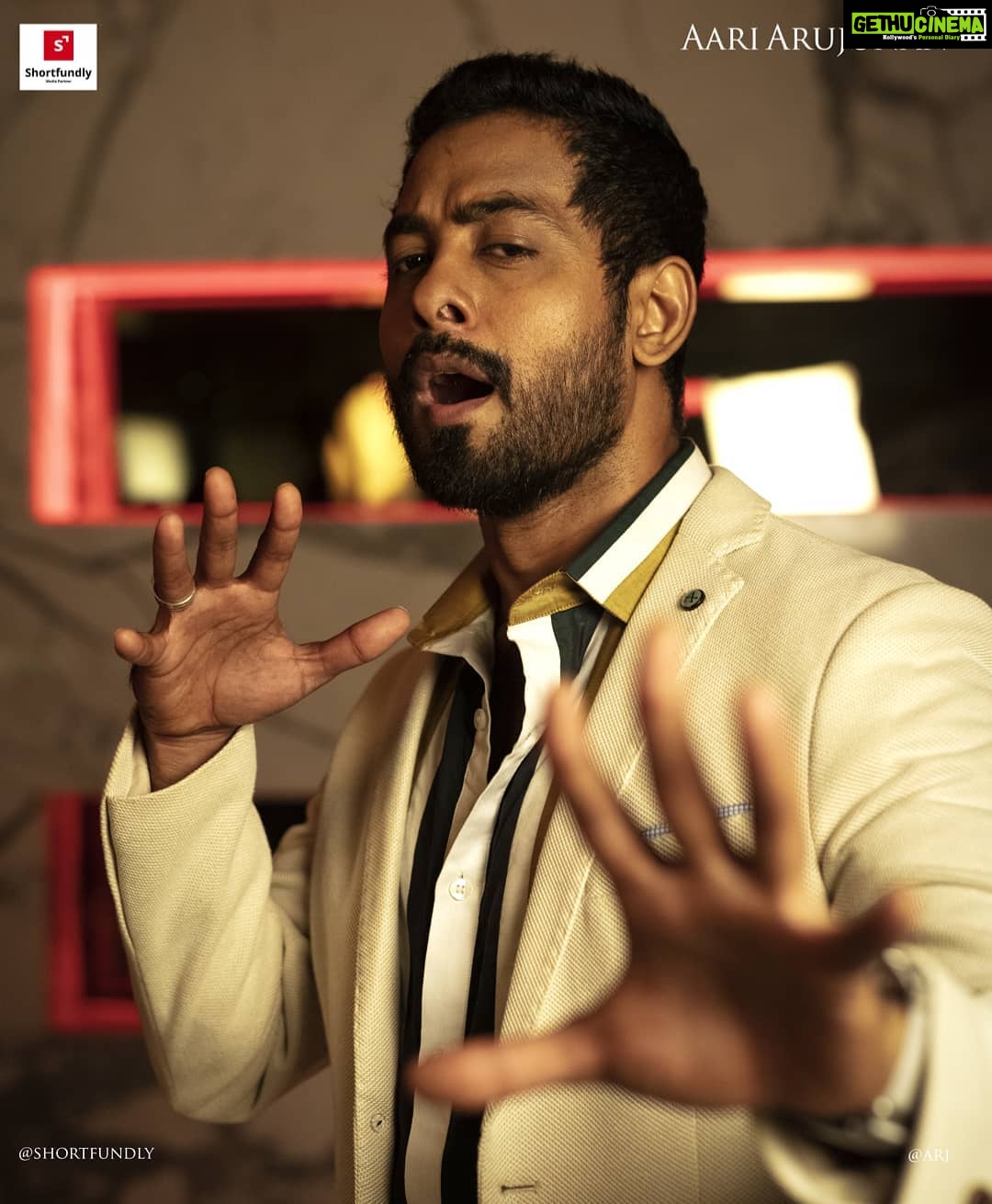 Aari Instagram - அண்ணாத்த...உஷாரா இருக்கனும்... Director @aadhinarayan Agency: @shortfundly D.O.P: @ganeshchandhrra Styling: @subikanifabint @rafiullah78 Costumes: @zol_studio Designs: @mask_guru Hair Style: @studiolounge.official mahalingapuram @director_rajasekarapandian #AariArujunan #BigBoss4 #makkalsevagan #NewNormal