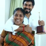 Aari Instagram - அனைவருக்கும் வணக்கம் உங்கள் ஆரி அருஜுனா 🙏 இந்த மண்ணில் யார் இல்லாமல் பிரவேசத்திற்க முடியாதோ, யாரை இழந்து விட்டால் மீண்டும் பெற இயலாதோ அவள் பெயர் தான் தாய், என்று விவேகானந்தர் சொல்லி இருக்கிறார், பிள்ளைகளைப் பொறுத்தவரை வீட்டில் விருப்பப்பட்ட உணவு இருந்தால் வீட்டில் சாப்பிடுவோம், அப்பாக்களை பொறுத்தவரையில் உணவு ருசியாக இருந்தால் வீட்டில் சாப்பிடுவார், நம் அம்மாவைப் பொறுத்த வரையில் வீட்டில் மிச்சம் இருந்தால் மட்டுமே உணவை உண்ணுபவள், உலகத்திலேயே தனக்காக சொத்து சேர்க்காத அப்பாக்களும் தனக்காக சமைக்காத தாயும் உண்டென்றால் அது நம் மண்ணில் தான், அந்தப் பெருமை எப்பவும் நம்ம இந்தியாவுக்கு உண்டு, தாயை மறவாமல் இருப்போம், தாய்மையை போற்றுவோம், அனைவருக்கும் அன்னையர் தின வாழ்த்துக்கள்.