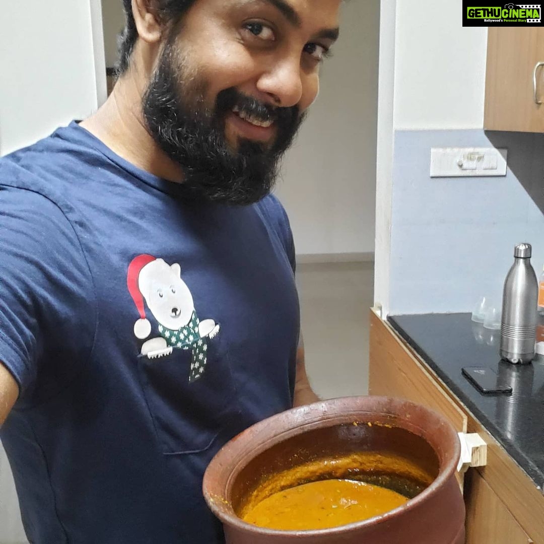 Aari Instagram - Lockdown advantages, sharing responsibility is the new normal, household chores being done by both men and women... #Genderequality #cookingathome #fishgravy #fishfry