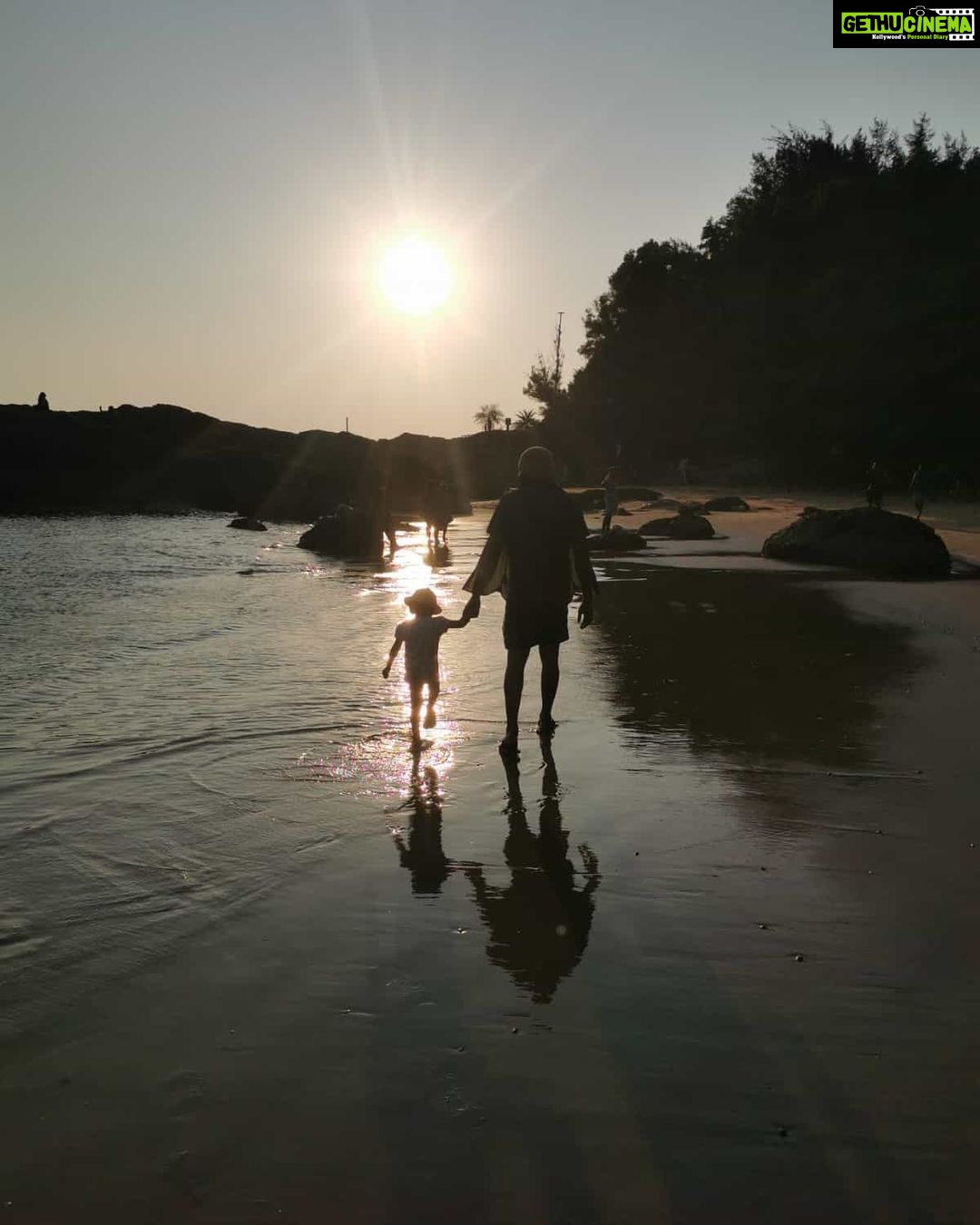 Aari Instagram - Vacation mode with family photo credit @riya_anagarikaa