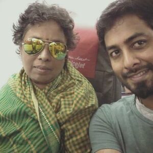 Aari Instagram - அனைவருக்கும் வணக்கம் உங்கள் ஆரி அருஜுனா 🙏 இந்த மண்ணில் யார் இல்லாமல் பிரவேசத்திற்க முடியாதோ, யாரை இழந்து விட்டால் மீண்டும் பெற இயலாதோ அவள் பெயர் தான் தாய், என்று விவேகானந்தர் சொல்லி இருக்கிறார், பிள்ளைகளைப் பொறுத்தவரை வீட்டில் விருப்பப்பட்ட உணவு இருந்தால் வீட்டில் சாப்பிடுவோம், அப்பாக்களை பொறுத்தவரையில் உணவு ருசியாக இருந்தால் வீட்டில் சாப்பிடுவார், நம் அம்மாவைப் பொறுத்த வரையில் வீட்டில் மிச்சம் இருந்தால் மட்டுமே உணவை உண்ணுபவள், உலகத்திலேயே தனக்காக சொத்து சேர்க்காத அப்பாக்களும் தனக்காக சமைக்காத தாயும் உண்டென்றால் அது நம் மண்ணில் தான், அந்தப் பெருமை எப்பவும் நம்ம இந்தியாவுக்கு உண்டு, தாயை மறவாமல் இருப்போம், தாய்மையை போற்றுவோம், அனைவருக்கும் அன்னையர் தின வாழ்த்துக்கள்.