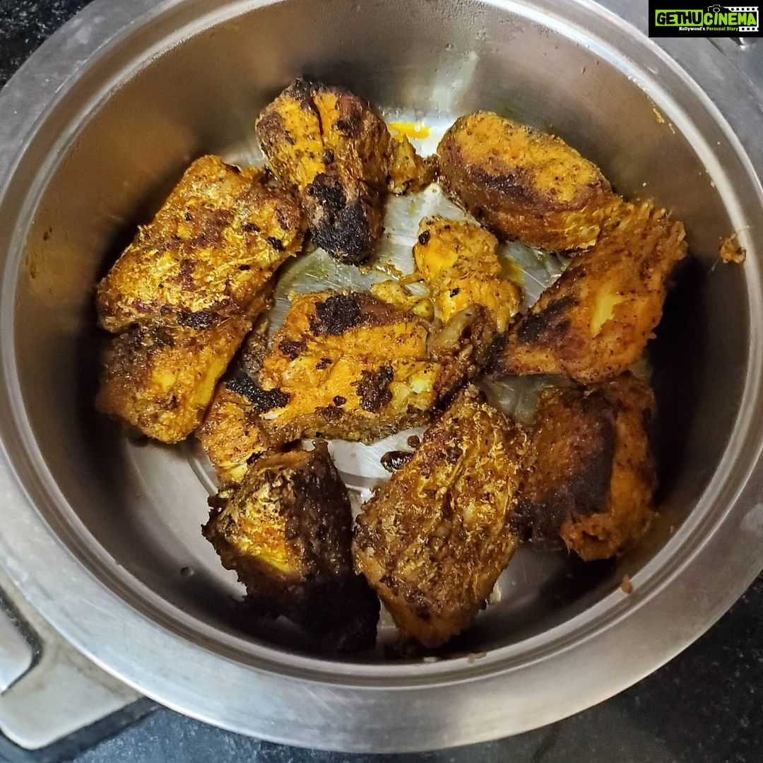 Aari Instagram - Lockdown advantages, sharing responsibility is the new normal, household chores being done by both men and women... #Genderequality #cookingathome #fishgravy #fishfry