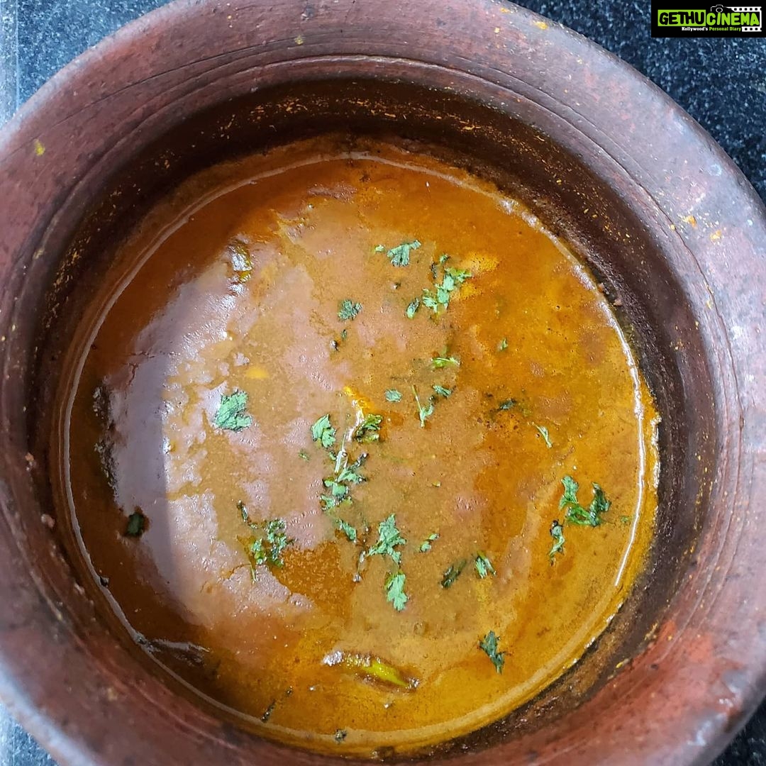Aari Instagram - Lockdown advantages, sharing responsibility is the new normal, household chores being done by both men and women... #Genderequality #cookingathome #fishgravy #fishfry