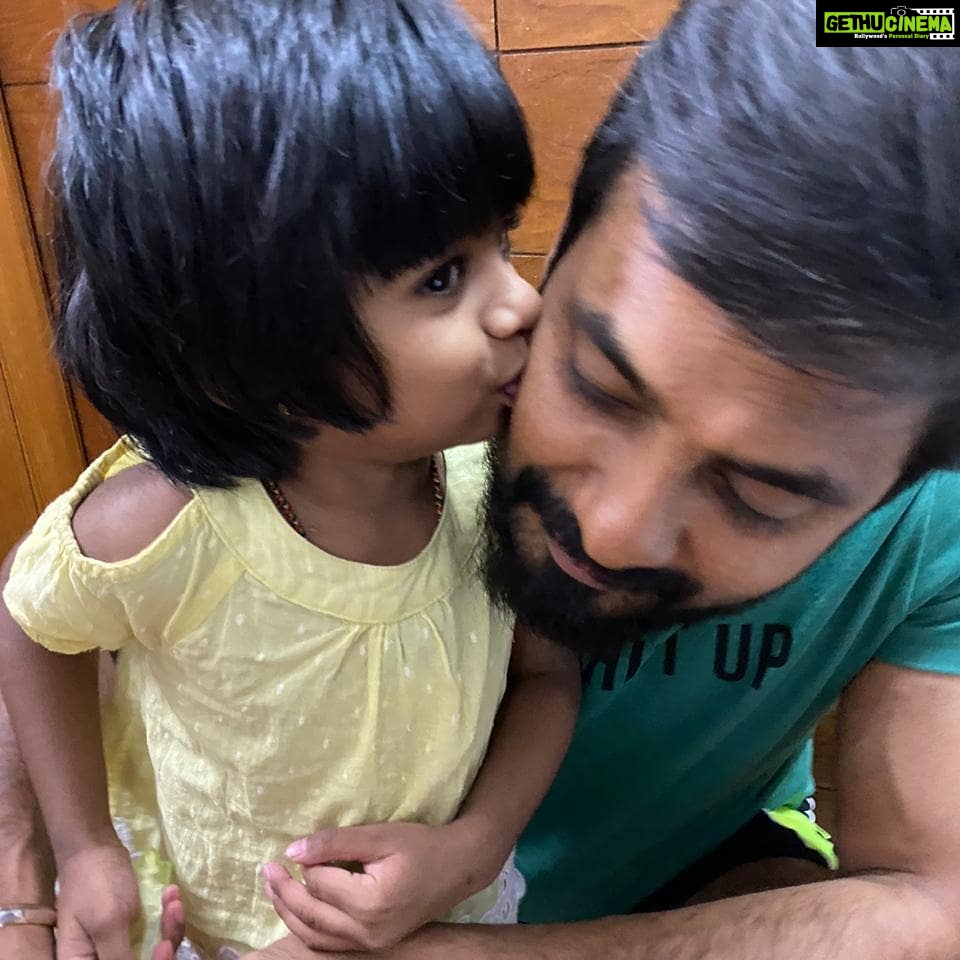 Aari Instagram - It's a special birthday with my family and friends thx for the surprises nathima valzthukuriya annaivarukum nandri 😍❤🙏