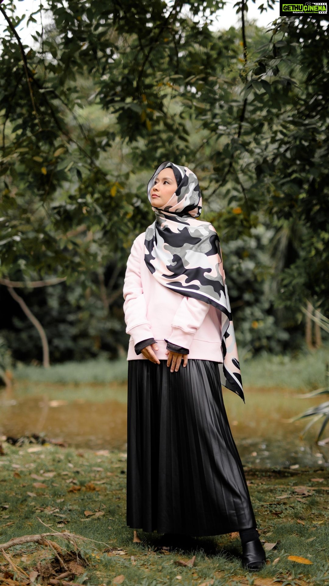 Aaron Aziz Instagram - Assalamualaikum ladies! The third colour, Blossoms! Spring Summer Camo 🖤💞 Do u already hv your FAVOURITE one? Tell Me ur favourite and tag 3 or as many frens! You will stand a chance to win your FAVOURITE piece! Insya Allah 8pm TONIGHT @diyanahalikcom www.diyanahalik.com May Allah swt ease eveything for our launch later Ameen! Exciterdddd