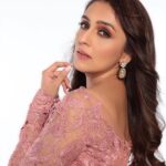 Aarti Chhabria Instagram – So uncanny that I grew up watching @madhuridixitnene and her expressions, her nuances, her smile, her grace, her dance moves, made an impact on me like no other actor has ever been able to make ❤️❤️ and then I’m checking out my latest photoshoot and I’m looking at this picture and thinking… Wow! This is sooooooo Madhuri ❤️❤️ #fangirl #madhuridixit #diltopagalhai #yashrajfilms #aartichabria @madhuridixitnene if you’re seeing this, please know I absolutely love you! 💗🙏 #pinklacegown