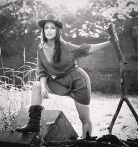 Aarti Chhabria Instagram - 😁😁 🖤🖤🤍🤍#blackandwhitephotography #cowgirl #cowgirlstyle #mexicangirl🇲🇽 #hat #mexicanhat #aartichabria #rugged #photography #poser