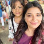 Aathmika Instagram - This kutty fan wants to take a pic with me, then with her sister, then with her friends and then with her family. And now I have become fan of how smartly she let me obliged with every pic!! Perks of being cute ☺️😁💁🏻‍♀️ #aathmihearts