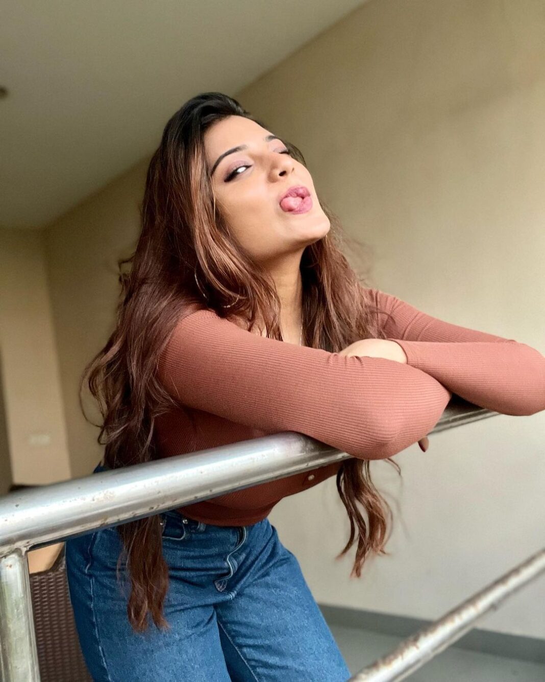 Aathmika Instagram - Sending some love to all my loves who showered love for #mayakirriye 🥰 Happy weekend makkale!!! 🐣