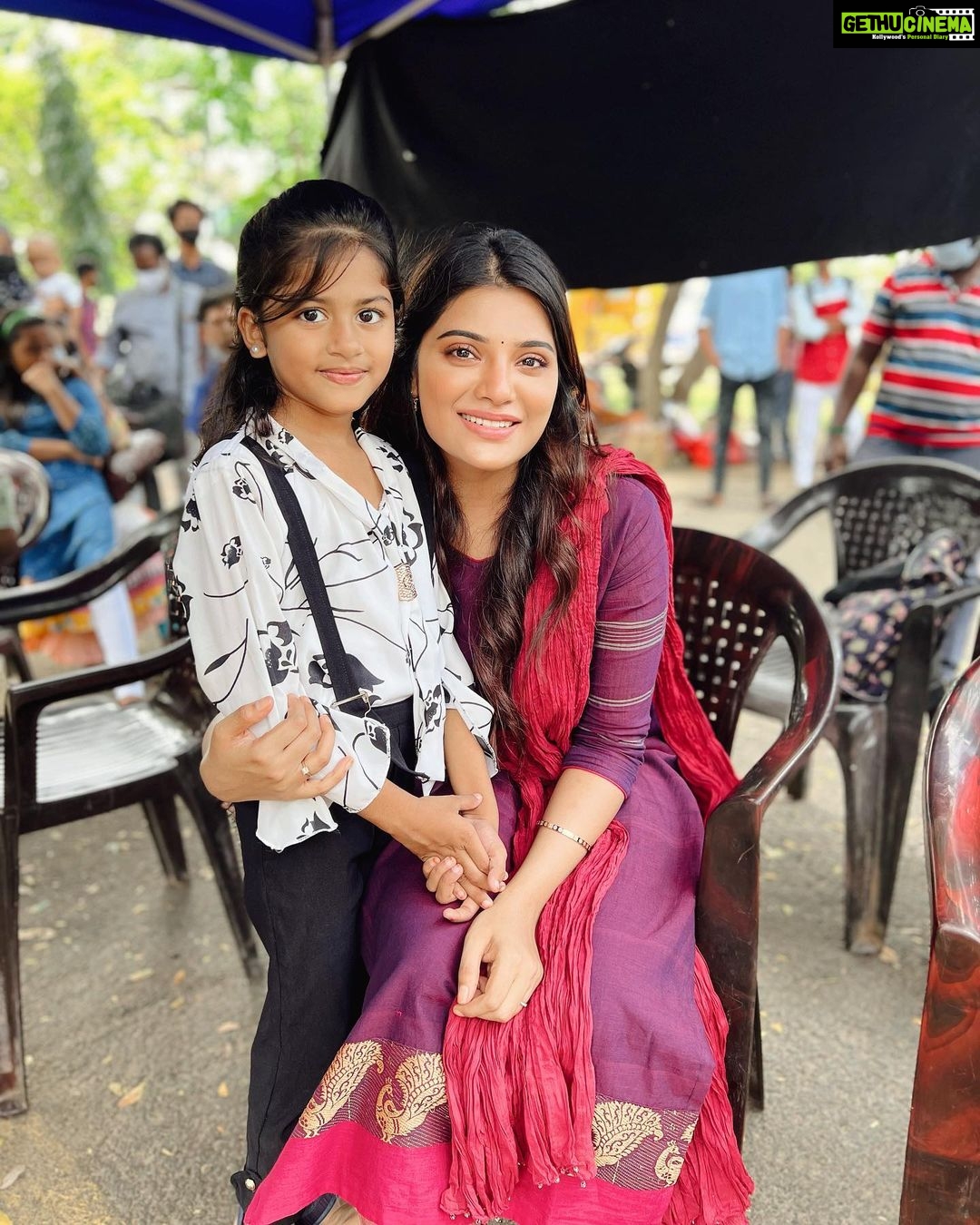 Aathmika Instagram - This kutty fan wants to take a pic with me, then with her sister, then with her friends and then with her family. And now I have become fan of how smartly she let me obliged with every pic!! Perks of being cute ☺️😁💁🏻♀️ #aathmihearts